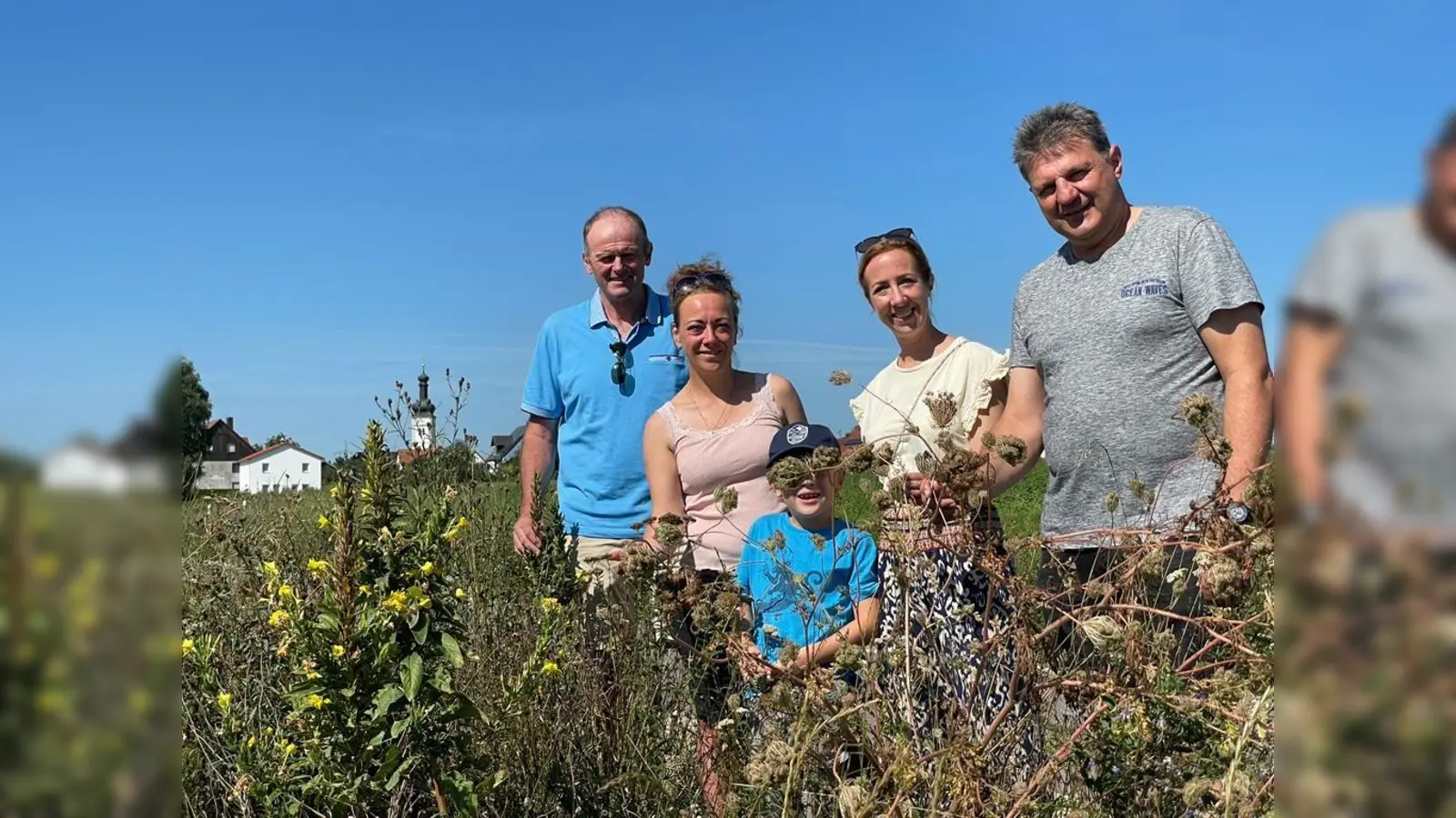 Am Blühstreifen (von li) Michael Lampl, Yvonne Rambold, Stephanie Burgmaier und Bürgermeister Helmut Zech. (Foto: CSU Pfaffenhofen)