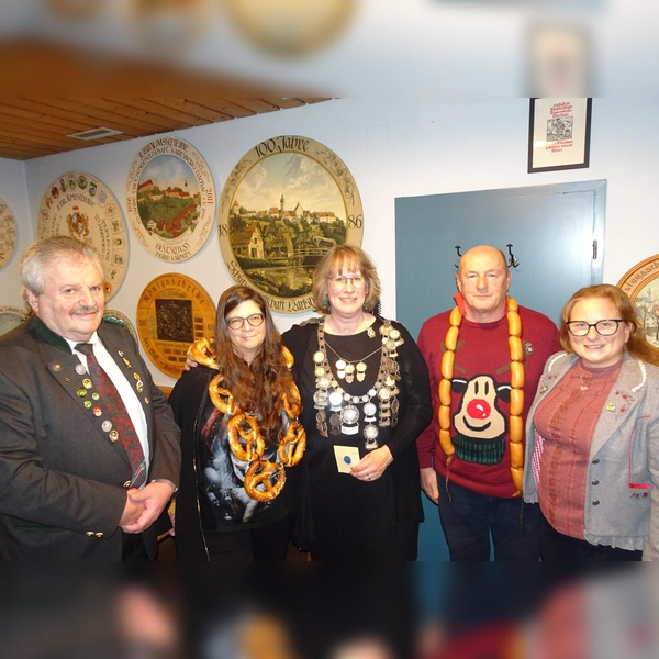 Ute Mowitz-Rudolph (Mitte) gewann zum ersten Mal das Königsschießen. (Foto: Almenrausch und Edelweiß Pellheim)