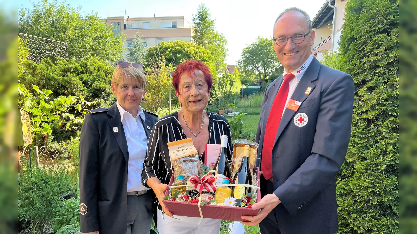 Angelika Gumowski und Bernhard Seidenath gratulieren Edda Drittenpreis (Mitte) zum Geburtstag. (Foto: BRK Dachau)