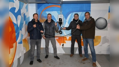 Eine der neuen Ladestationen (von li): Christian Diecke (Vertriebsleiter Stadtwerke Dachau), Andreas Baur (VR Bank Dachau), Dirk Rücker (Technischer Berater E-Mobilität Stadt Dachau) und Manfred Strobl (VR Bank Dachau). (Foto: VR Bank Dachau)