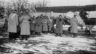 König Ludwig III. von Bayern inspiziert 1913 die Fliegertruppe in Schleißheim. Am Wochenende feiert die Flugwerft ihren stolzen 110. Geburtstag.  (Foto: Deutsches Museum)