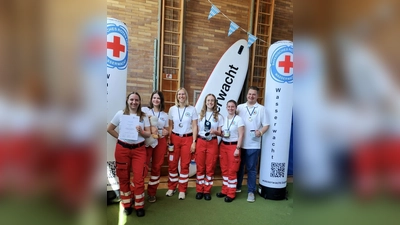 <br>Lisa Wünsche, Veronika Prasser, Alina Auernhammer, Emilia Heller, Sandra Kronawitter und Matthias Huber, stellvertretender Vorsitzender der Ortsgruppe Ainhofen und Trainer der Damen (v. l.). (Foto: BRK - Kreisverband Dachau)
