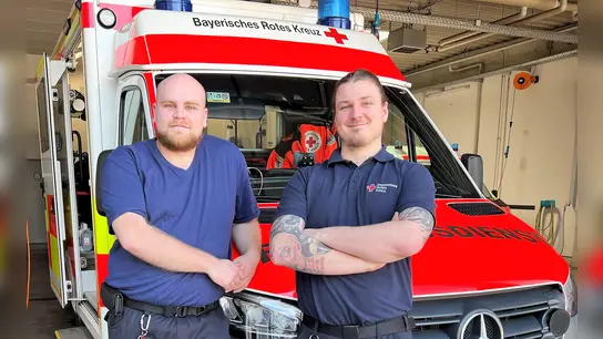 Wachleiter Tobias Weber (re) mit seinem neuen Stellvertreter Alexander Rohn in der Rettungswache Gröbenried. (Foto: BRK Dachau)