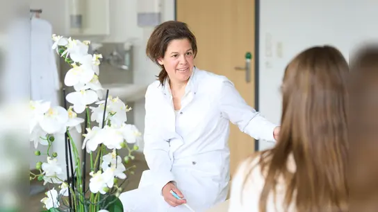 Chefärztin Dr. Sabine Keim im Gespräch mit einer Patientin. (Foto: Helios)