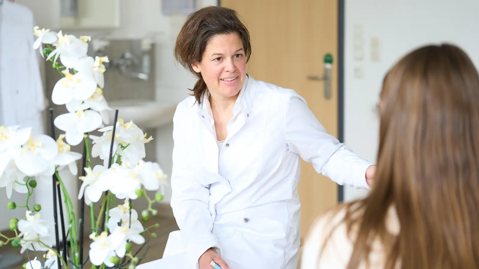 Chefärztin Dr. Sabine Keim im Gespräch mit einer Patientin. (Foto: Helios)