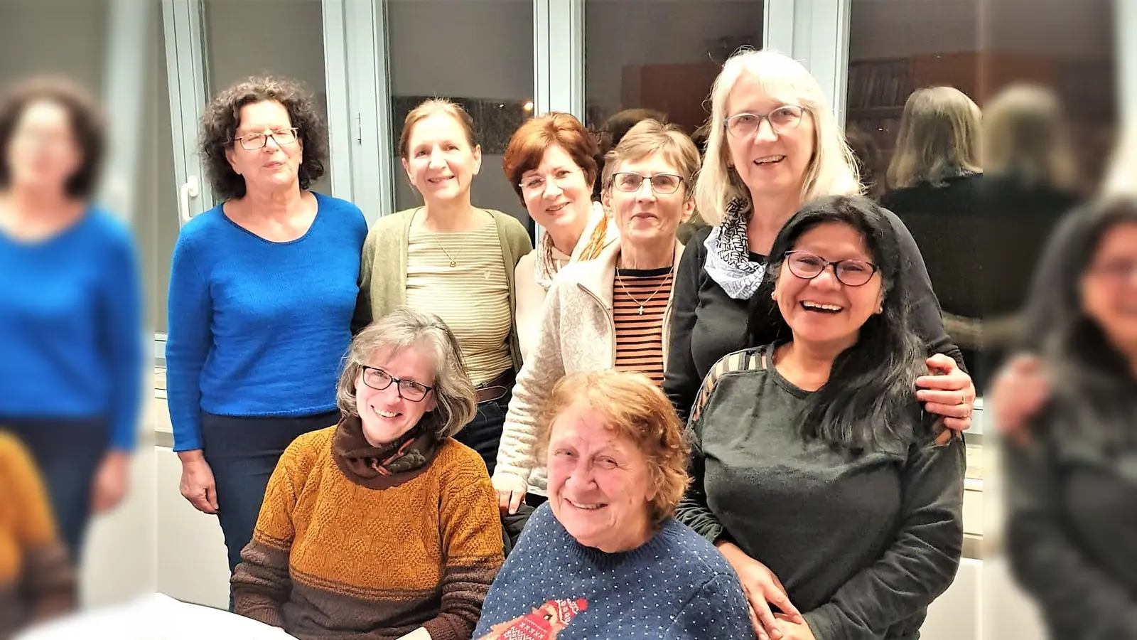 Abschiedsfeier für Ella (vorne Mitte), die 17 Jahre bei der Seniorenbegleitung aktiv war.  (Foto: Inge Hasselbrink)