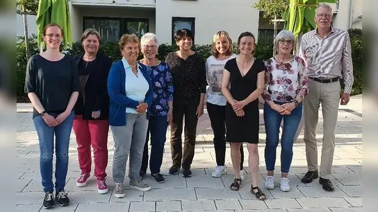 Teffen mit (von li) Steffi Otterbein, Sabine Decker, Paula Herzinger, Josefa Westermaier, Iris Joseph, Andrea Müller, Constanze Feneis, Iris Joseph und Burkhard Haneke.<br> (Foto: Runder Tisch Seniorenarbeit)