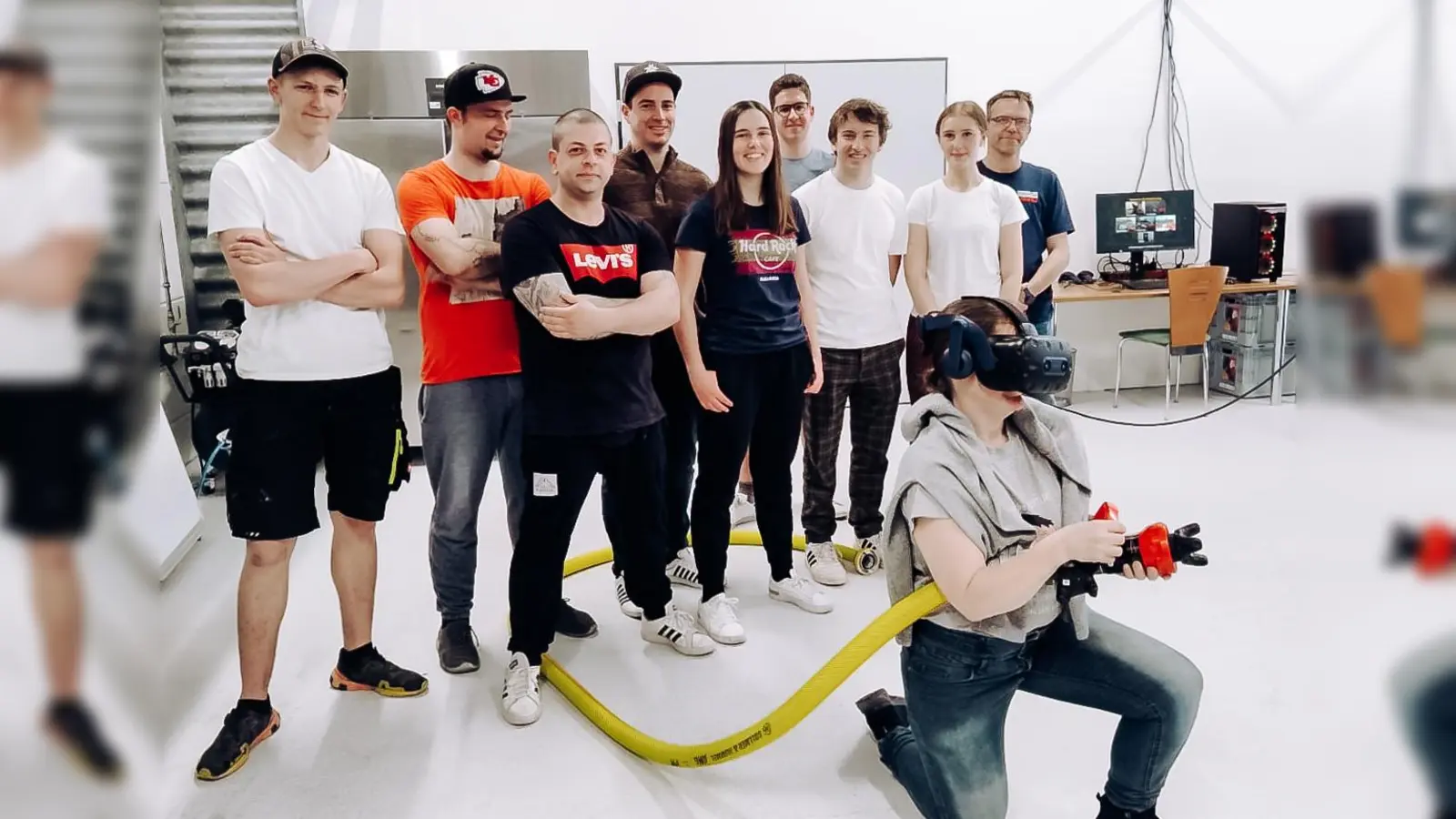 Die zehn Nachwuchskräfte übten bei der Ausbildung auch den richtigen Wassereinsatz mit dem Strahlrohr. (Foto: KBI Dachau)