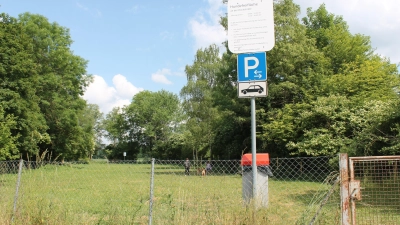 Hier an der Hochstraße dürfen Hunde in Karlsfeld zukünftig ohne Leine laufen und spielen. (Foto: KA)