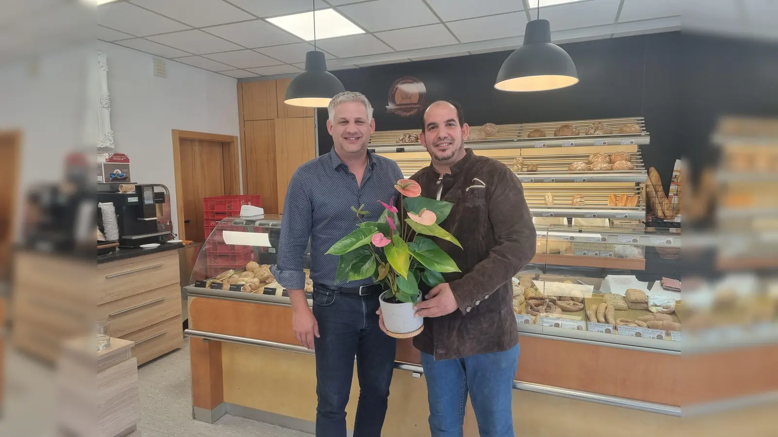 1. Bürgermeister Christian Blatt gratuliert Arbi Jaouadi zur Eröffnung. (Foto: Gemeinde Erdweg)