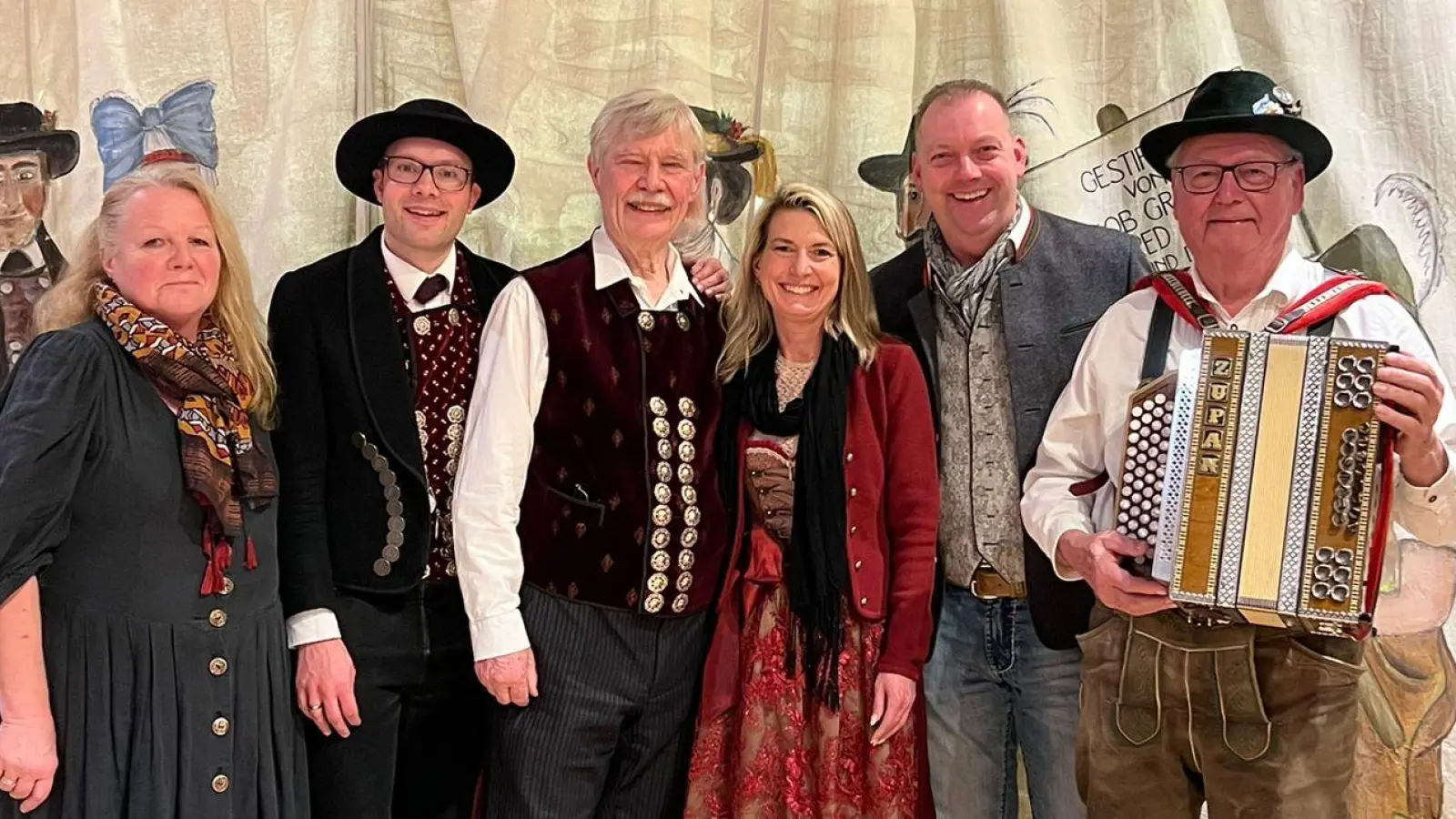 Sorgten für einen musikalisch-literarischen Vereinsabend (von links): Deandlvertreterin Evi Wittmann, Ampertaler-Vorstand Markus Erhorn, Autor Dr. Edgar Forster, Andrea Schneider, Jürgen Vötter und Vereinsmusiker Heinz Riedlbeck. (Foto: D'Ampertaler Dachau e.V.)