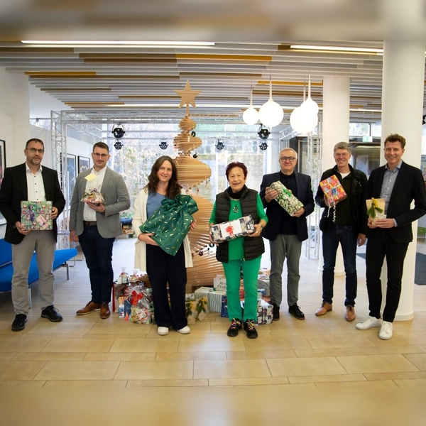 Bankvorstand Ulrich Zeiler, Dominik Ulbrich, Andrea Beider, Edda Drittenpreis, Andreas Kraut, Klaus Neumann und Bankvorstand Klaus Berger (v. l.). (Foto: VR Bank Dachau)