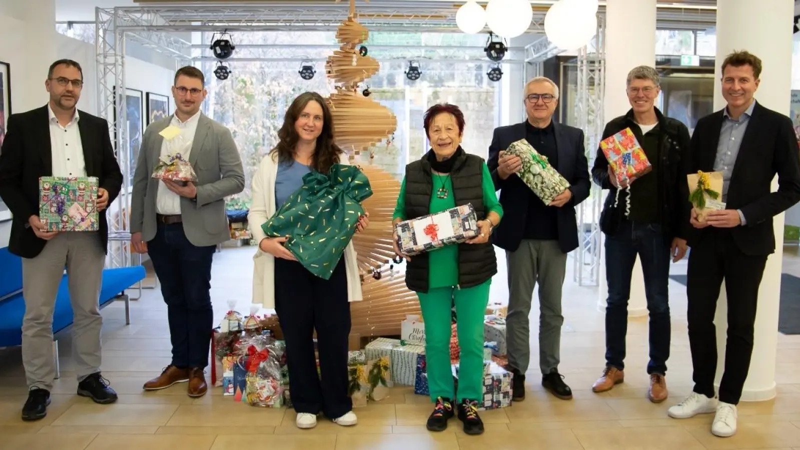 Bankvorstand Ulrich Zeiler, Dominik Ulbrich, Andrea Beider, Edda Drittenpreis, Andreas Kraut, Klaus Neumann und Bankvorstand Klaus Berger (v. l.). (Foto: VR Bank Dachau)