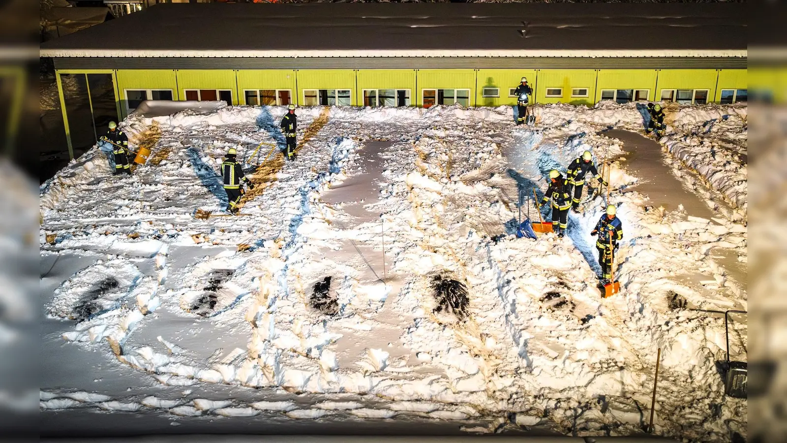 Gerade bei Flachdächern gab es immer wieder Bedenken, dass sie den Schneemassen standhalten. (Foto: KFV Dachau)