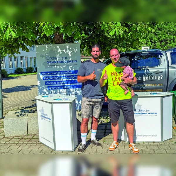 Marcus Ölsner (re), 1. Vorstand des Erdweger Gewerbevereins, und Philipp Zuber (li), 2. Vorstand, präsentierten den Erdweger Gewerbeverein auf dem diesjährigen Bürgerfester der Gemeinde Erdweg. (Foto: EGV)