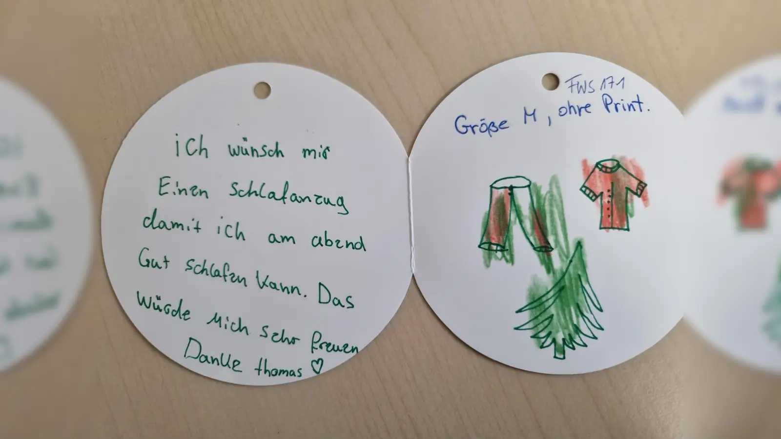  Die Wunschzettel für die Bewohnerinnen und Bewohner des Franziskuswerks werden liebevoll gestaltet.  (Foto: Karin Fröstl)