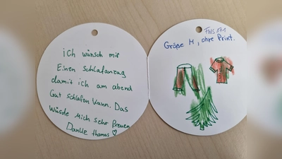  Die Wunschzettel für die Bewohnerinnen und Bewohner des Franziskuswerks werden liebevoll gestaltet.  (Foto: Karin Fröstl)