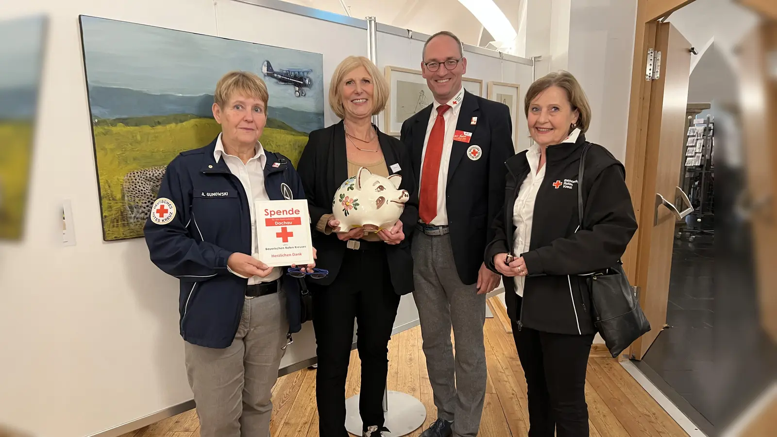 Ruth Rumberger (2. von li) überreicht Bernhard Seidenath (mi) das Sparschwein. Angelika Gumowski (li) und Angelika Kniesl (re).  (Foto: red)