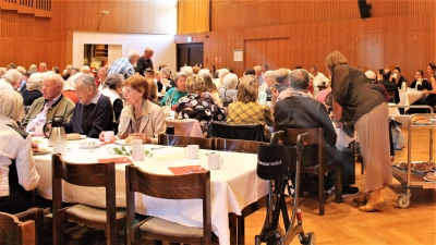 Rund 300 Seniorinnen und Senioren kamen ins Bürgerhaus zur "Hochzeit des Figaro". (Foto: KA)
