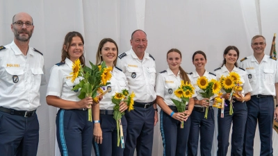 Die fünf Seminarbesten sind ausschließlich Frauen (v.l.): Abteilungsleiter Michael Holzner, Anna Höf, Paula Hug, Seminarleiter Thomas Lutz, Romy Maier, Emilia Kreß, Samira Pfänder sowie Polizeipräsident Michael Dibowski.<br>  (Foto: FoViZ DAH)