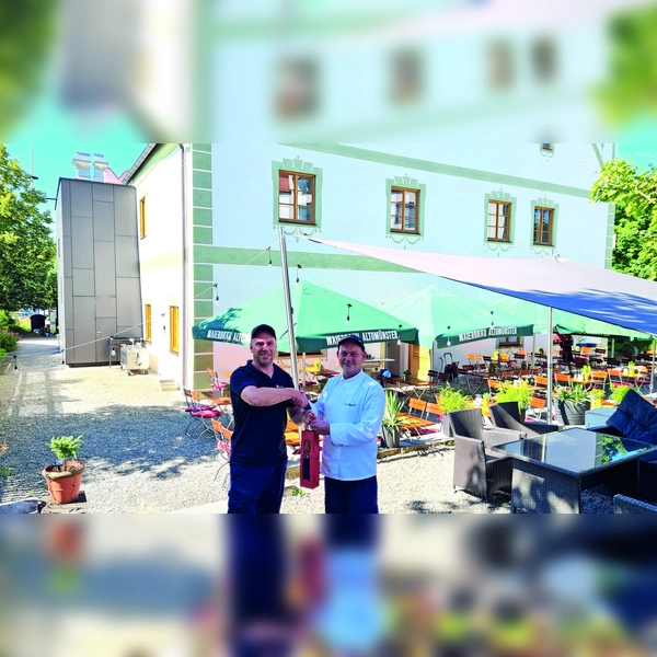 Marcus Ölsner, 1. Vorstand des Erdweger Gewerbevereins, begrüßt Wirt Daniel Läntzsch (re) offiziell als neues Mitglied aus der Gastronomiewelt der Gemeinde Erdweg. (Foto: EGV)