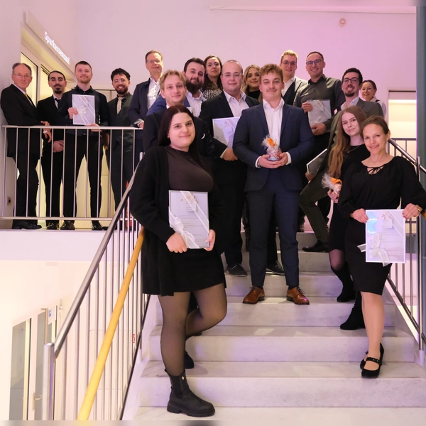 Die Mitarbeiter wurden für absolvierte Weiterbildungen bzw. erfolgreichen Abschluss der verkürzten Ausbildung geehrt.  (Foto: Sparkasse Dachau)