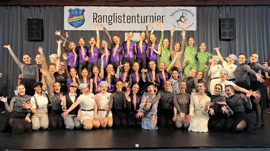 Die erfolgreichen Jugend- und Hauptklassen des JTSC Karlsfeld. (Foto: JTSC)