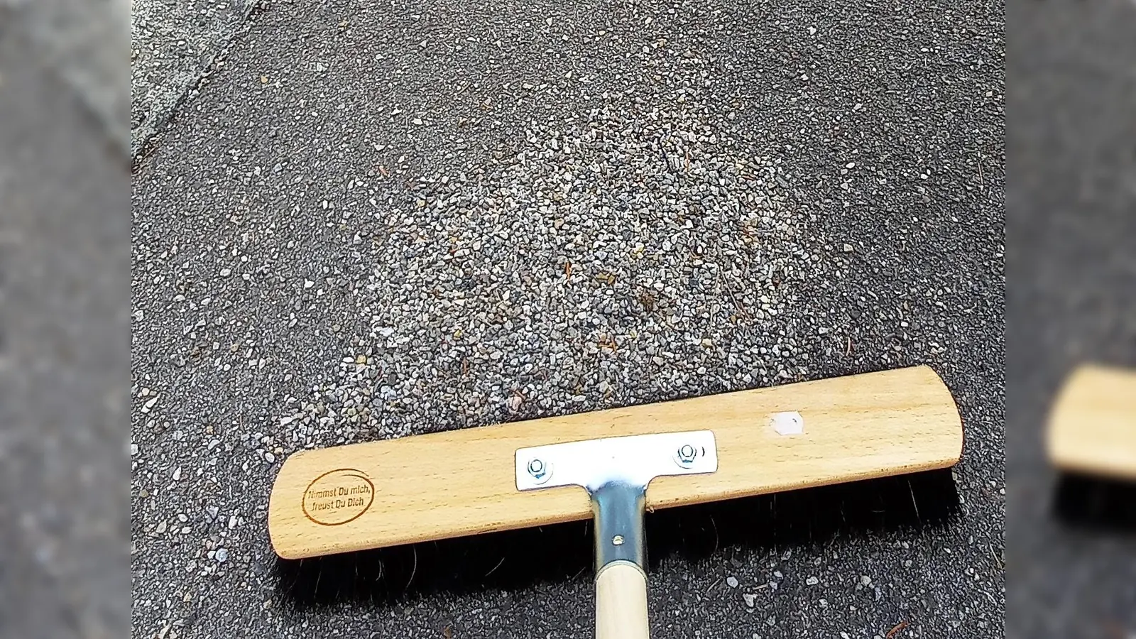 Straßenkehricht gehört in die Restmülltonne. (Foto: Kommunale Abfallwirtschaft)