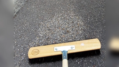 Straßenkehricht gehört in die Restmülltonne. (Foto: Kommunale Abfallwirtschaft)