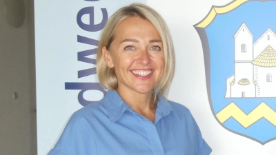 1. Bürgermeister Christian Blatt (re) begrüßt die neue Kämmerin und Leiterin der Finanzverwaltung Joanna Lambeck. (Foto: Gemeinde Erdweg)