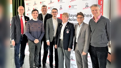 Tizian Bartling (2. vonli) stellt seine Arbeit vor: Bernhard Seidenath, Stefan Löwl, Dennis Behrendt, Angelika Gumowski, Florian Hartmann und Albert Knoll (von li). (Foto: BRK Dachau)