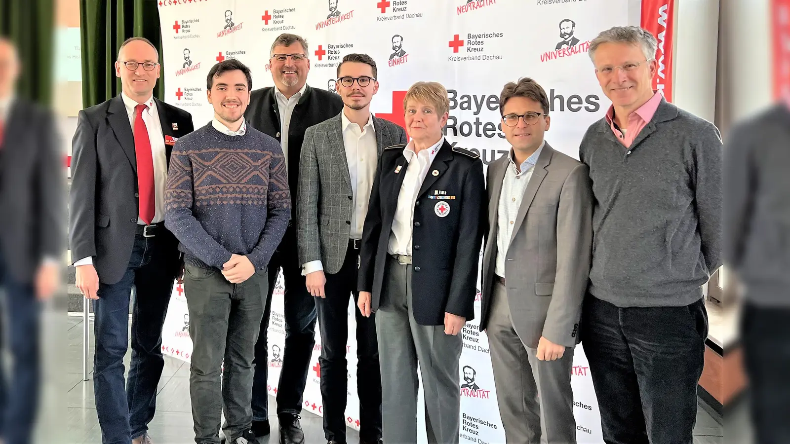Tizian Bartling (2. vonli) stellt seine Arbeit vor: Bernhard Seidenath, Stefan Löwl, Dennis Behrendt, Angelika Gumowski, Florian Hartmann und Albert Knoll (von li). (Foto: BRK Dachau)