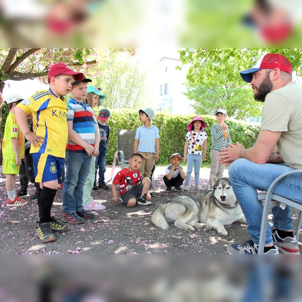 Spannend was Hundetrainer Benedikt Scheppan der Kindergartengruppe zu erzählen hat. (Foto: dek)