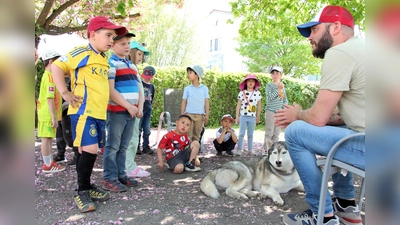 Spannend was Hundetrainer Benedikt Scheppan der Kindergartengruppe zu erzählen hat. (Foto: dek)