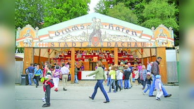 Auch heuer übernimmt das BRK Dachau den Glückshafen auf dem Volksfest. (Foto: Sebastian Leiß)