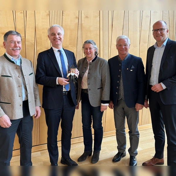 Der Regierungspräsident der Regierung Oberbayern Dr. Konrad Schober (2.v.l.) erhielt vom Verband einen Timmy. Daneben (v.l.): Anton Bammer (Bezirksvorsitzender Oberbayern), Brigitte Bscheider (Repräsentantin der Unternehmerfrauen Oberbayern), Peter Aicher (Präsident LIV), Kai Gajewski (Hauptgeschäftsführer LIV). (Foto: Moritz Rosen, LIV)