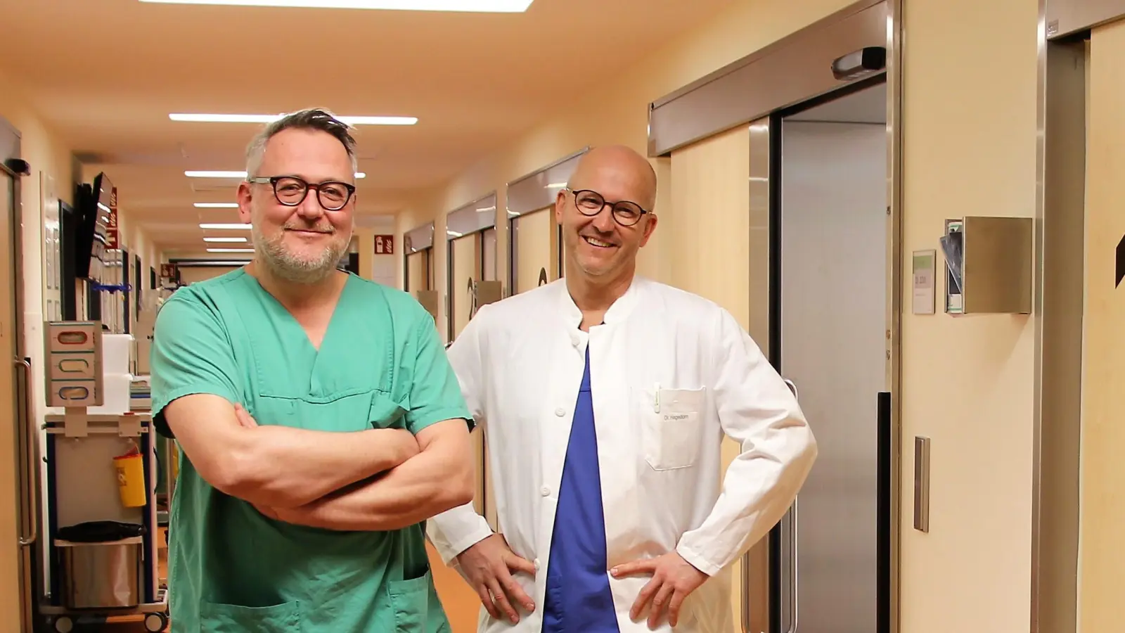 Professor Hjalmar Hagedorn, ärztlicher Direktor (re) und Prof. Dr. Axel Kleespies, Chefarzt der Viszeral-, Thorax- und Onkologischen Chirurgie am Dachauer Klinikum. (Foto: Helios)