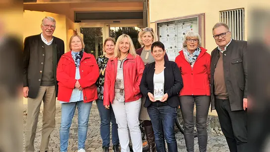 Vor dem Rathaus Röhrmoos (von li) Burkhard Haneke, Claudia Staben-Obst, Sabine Decker, Andrea Müller, Petra Bruns, Anke Wolf, Rosa Maria Langenecker und Bürgermeister Dieter Kugler. (Foto: Runder Tisch Seniorenarbeit)