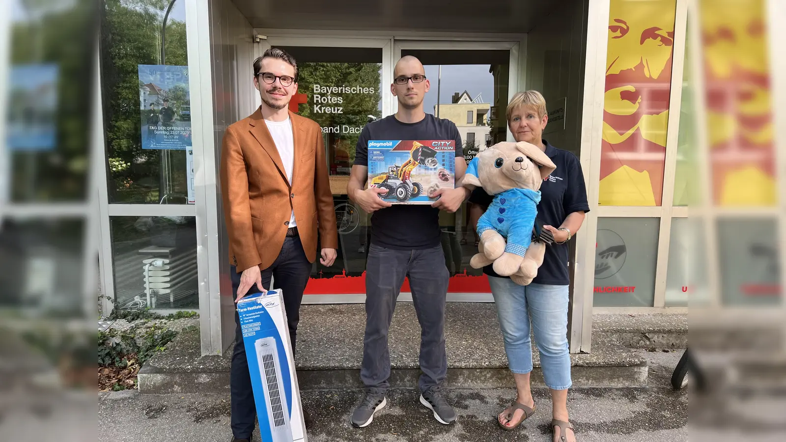 Dennis Behrendt, Stefan Tezner und Angelika Gumowski (von li) mit einigen Preisen, die im Glückshafen verlost werden.  (Foto: Glückshafen)