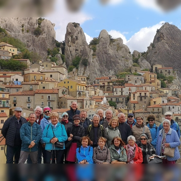 Die Organisatoren Michele Fezzuoglio und Siegfried Weber (v. l.) mit der Reisegruppe bei ihrem Besuch in Muro Lucano. (Foto: Siegried Weber)