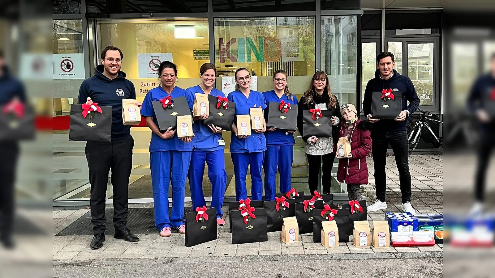 Die Chaoscityriders übergeben ihre willkommene Spende an die Kinderpflegekräfte. (Foto: Chaoscityriders)