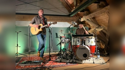 Christian Maier und Fabian Eigenstetten begeisterten mit viel Musik, Humor und spürbarer Leidenschaft das Publikum im Wirtshaus am Erdweg. (Foto: Kulturverein Erdweg)