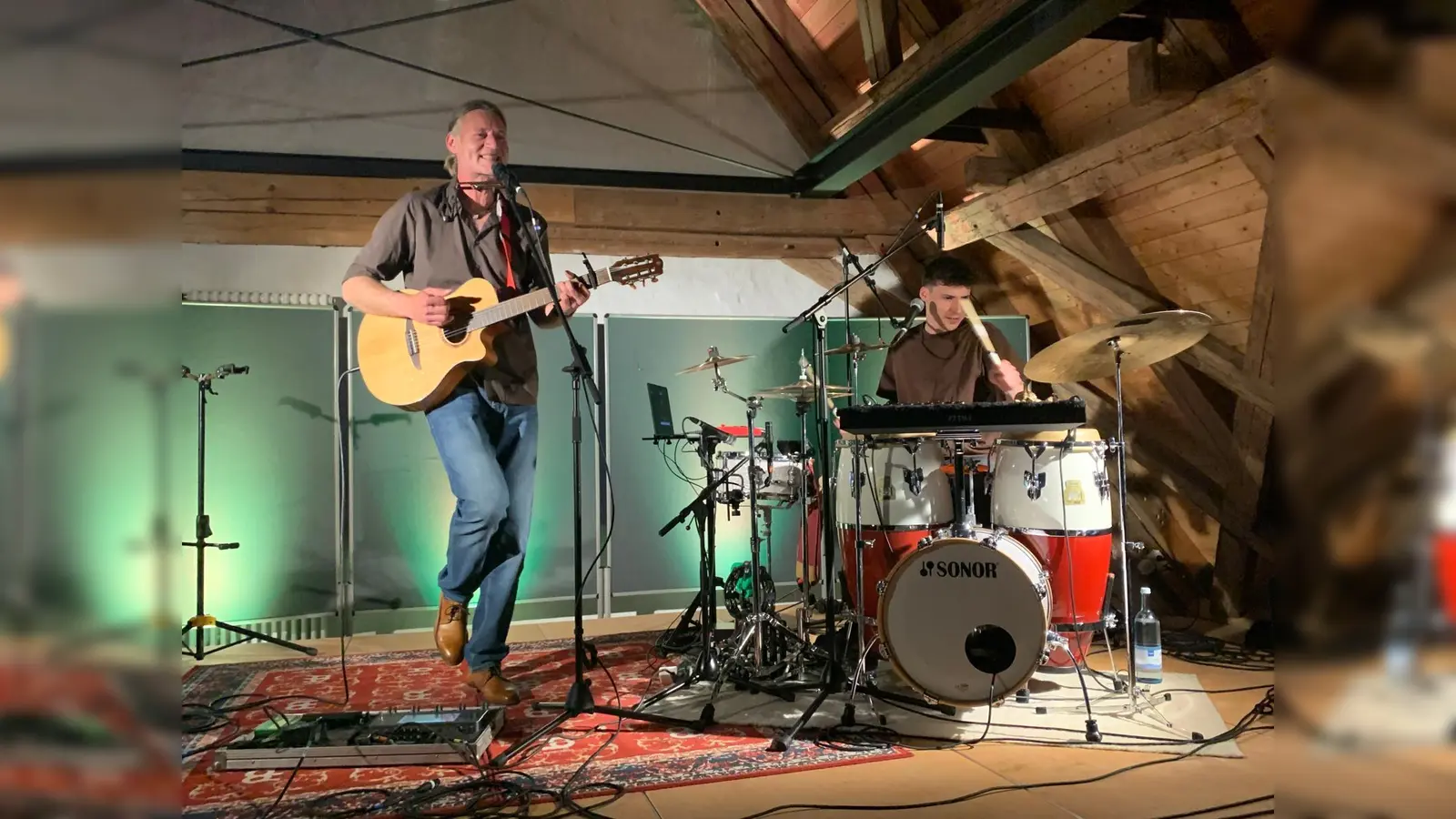 Christian Maier und Fabian Eigenstetten begeisterten mit viel Musik, Humor und spürbarer Leidenschaft das Publikum im Wirtshaus am Erdweg. (Foto: Kulturverein Erdweg)