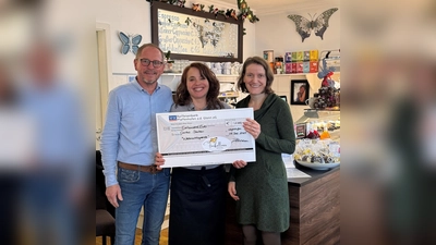 Michael Mehr und Yvonne Höhne (Farfallinas) überreichen Heidi Schaitl (r.) den Scheck. (Foto: Caritas LK Dachau)