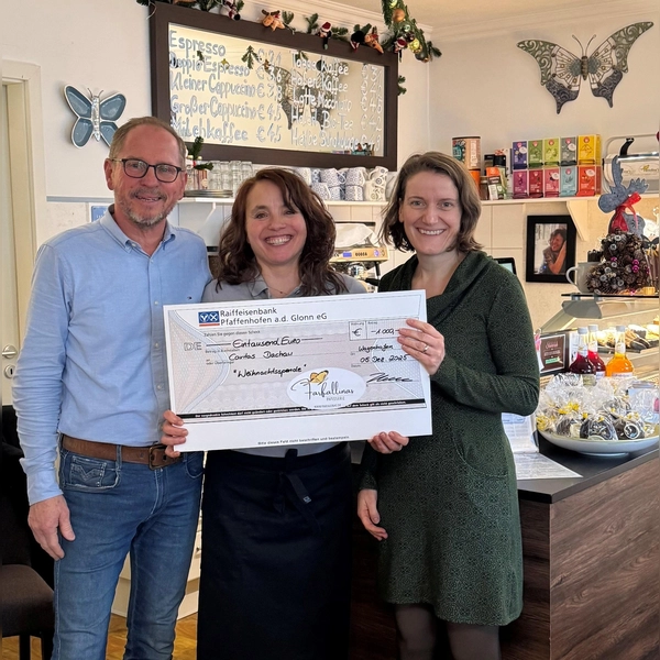 Michael Mehr und Yvonne Höhne (Farfallinas) überreichen Heidi Schaitl (r.) den Scheck. (Foto: Caritas LK Dachau)
