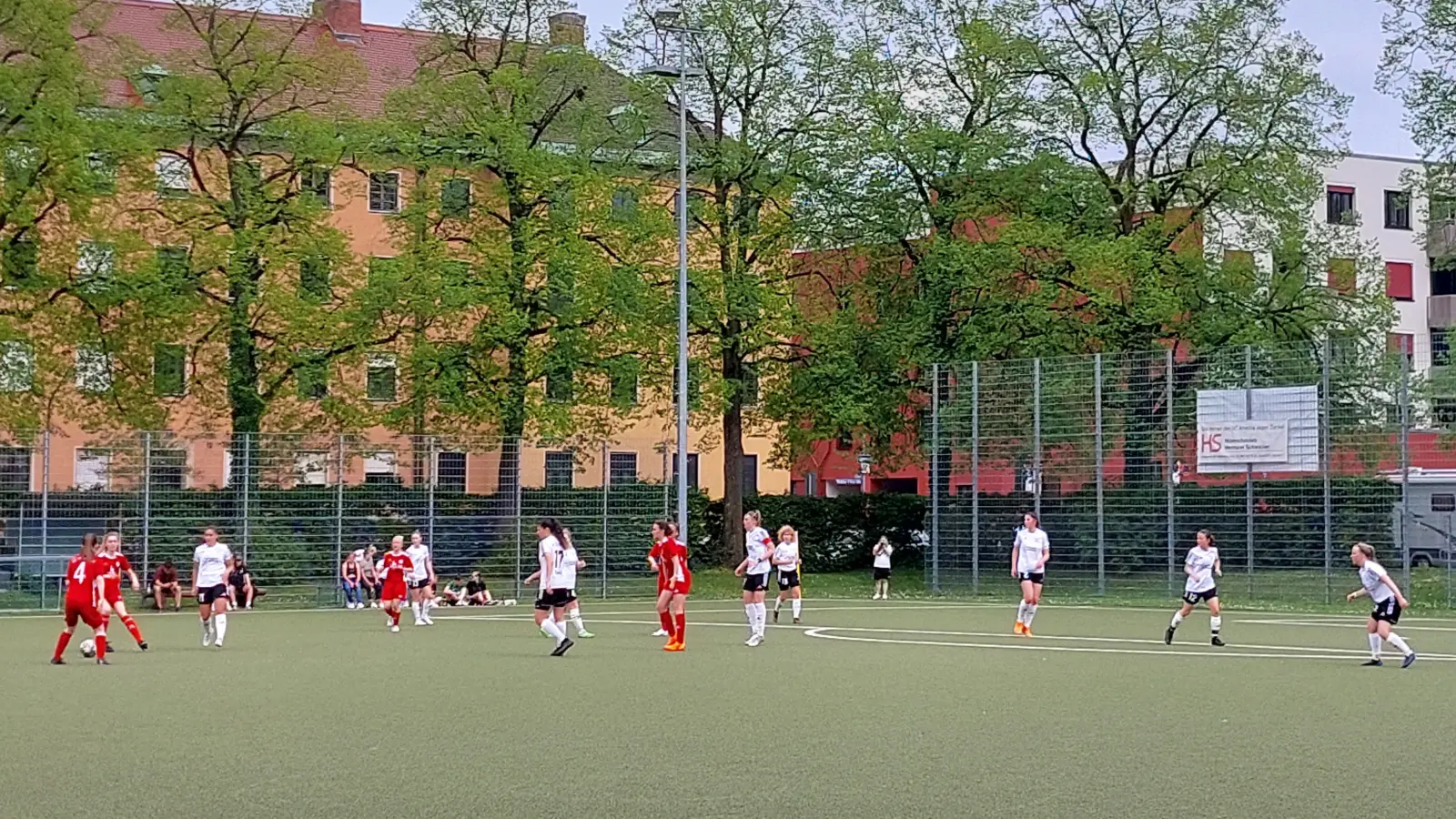 Der FC Stern München (weiß) aus Trudering spielt seit 13 Jahren in der Bayernliga, hat aber noch nie den bayerischen Pokal gewonnen. Ob es diesmal klappt? (Archivbild: bas)
