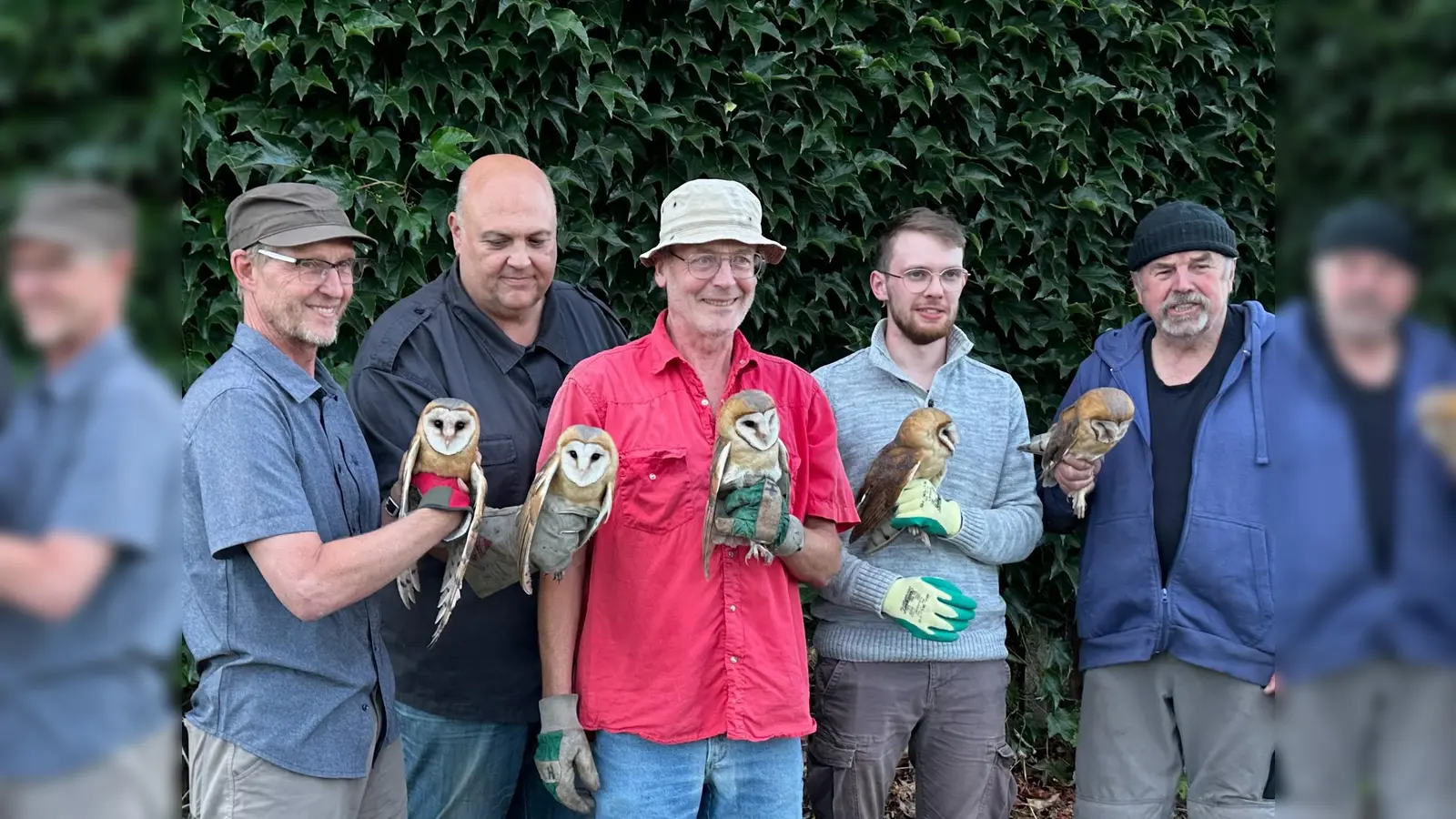 Bernhard Sturm, Cyrus Mahmoudi (LBV), Hans Schmid (Landwirt), Sebastian Riedl (LBV). Gerhard Wendel (Vogelnotruf Olching) halfen den Schleiereulen. (Foto: LBV)
