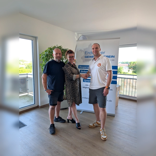 Marcus Ölsner, 1. Vorstand des Erdweger Gewerbevereins (re) begrüßt Cerasela (mi) und Rafael Kaiser (li) als neues Mitglied im Erdweger Gewerbeverein. Mit autohotspot und Dellenhotspot bieten Cerasela und Rafael Kaiser umfassende Dienstleistungen rund um Verkauf, Werterhalt und Aufbereitung von Fahrzeugen an. (Foto: Ölsner Werbung)