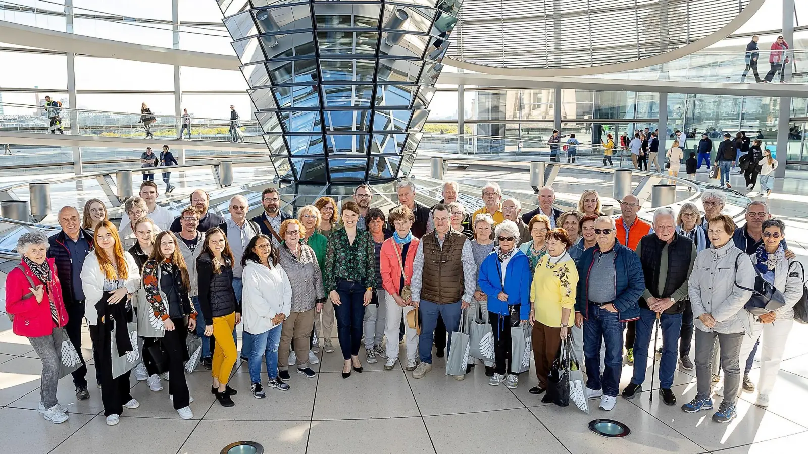 Stafflers Gäste in der Reichstagskuppel hoch über Berlin. (Foto: Bundesregierung / StadtLandMensch-Fotografie)