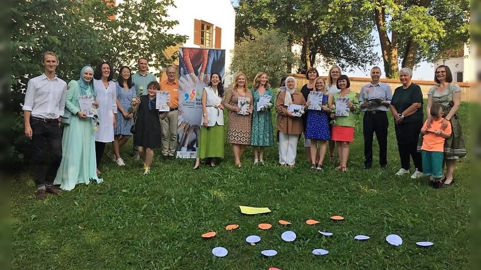 Freude bei der Zertifikatsverleihung an die neuen Dachauer Kulturdolmetscher. (Foto: Dachauer Forum)